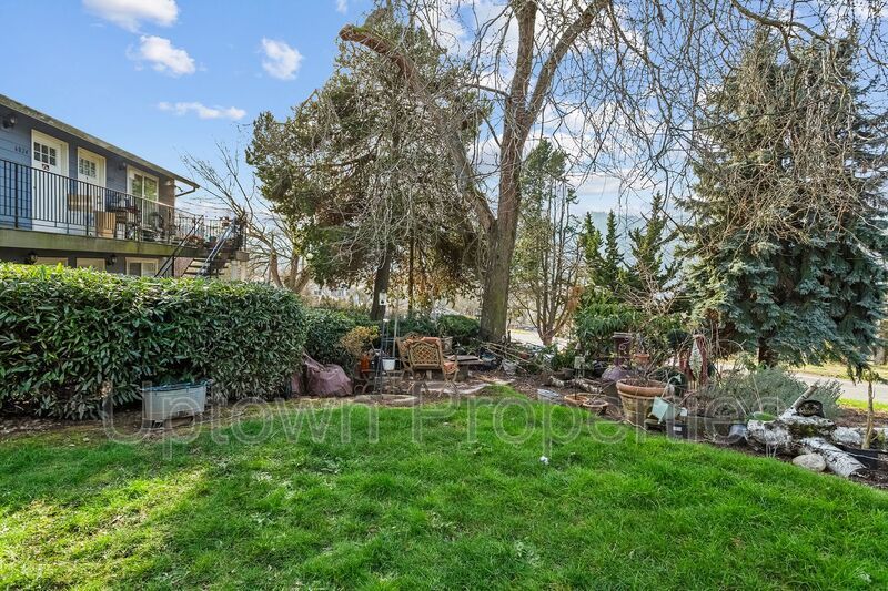 Charming 1-Bedroom Apartment in North St. Johns! property image