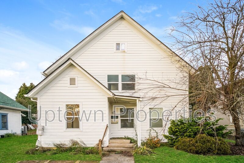 Ground Floor 2BD/1BTH + Bonus Room + Wood Floors + Shared Yard! Walk to Downtown Hillsboro! property image