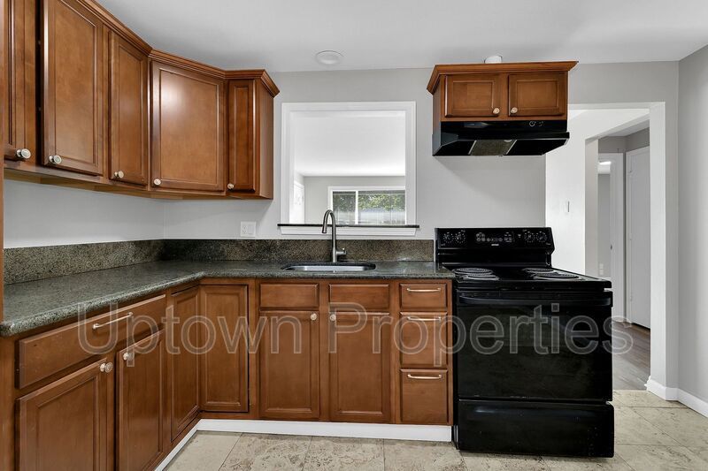 2BD/1BTH in Central Hillsboro + 1-Car Garage property image