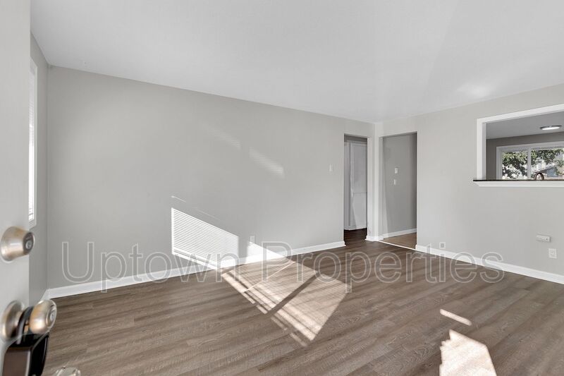 2BD/1BTH in Central Hillsboro + 1-Car Garage property image