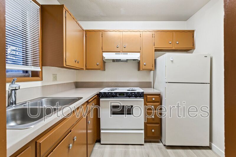 $550 OFF First Month's Rent: 2BD/1BTH Ground-level Apartment in NE Portland property image