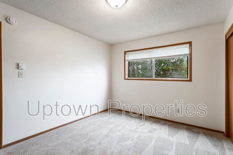 $550 OFF First Month's Rent: 2BD/1BTH Ground-level Apartment in NE Portland property image