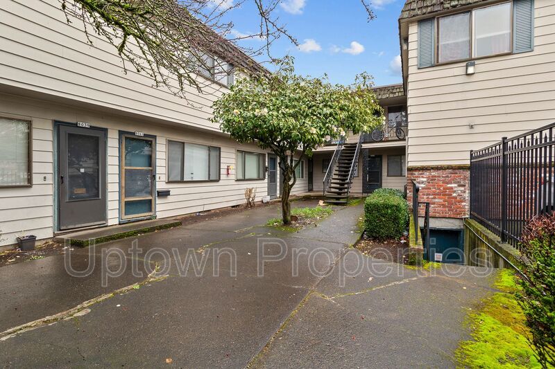 $550 OFF First Month's Rent: 2BD/1BTH Ground-level Apartment in NE Portland property image