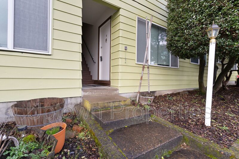 FREE First Month's Rent: 2BD/1BTH Ground-level Apartment in SW Portland property image