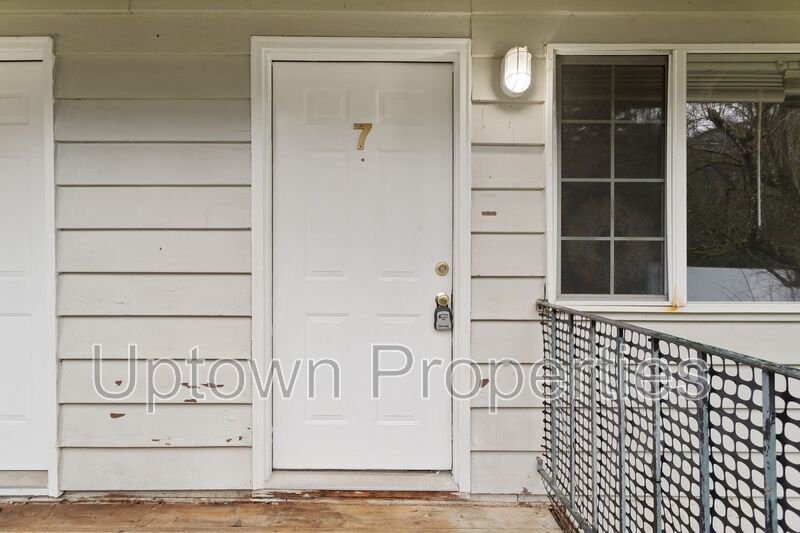 $700 OFF First Month's Rent: Charming Upstairs Unit in SW Portland with Easy City Access property image