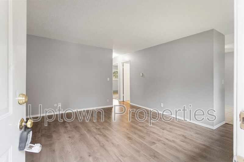 $700 OFF First Month's Rent: Charming Upstairs Unit in SW Portland with Easy City Access property image