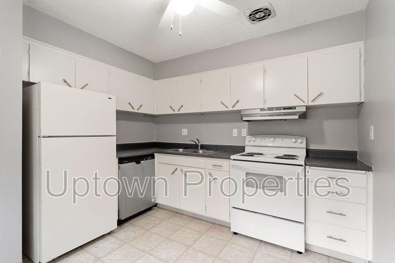 $700 OFF First Month's Rent: Charming Upstairs Unit in SW Portland with Easy City Access property image