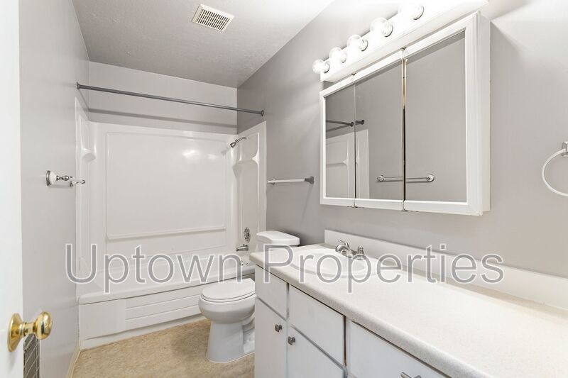 $700 OFF First Month's Rent: Charming Upstairs Unit in SW Portland with Easy City Access property image