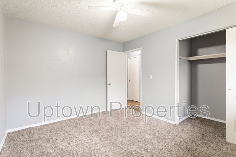 $700 OFF First Month's Rent: Charming Upstairs Unit in SW Portland with Easy City Access property image