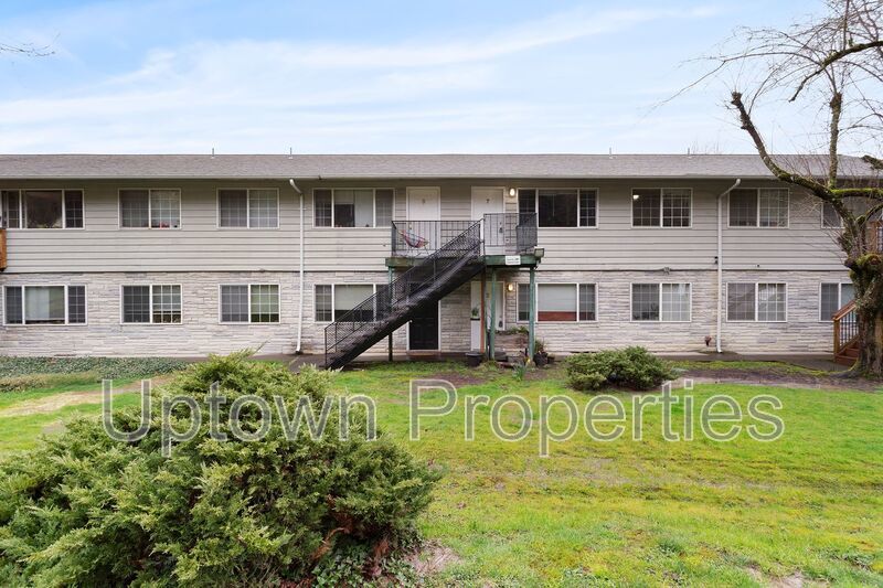 $700 OFF First Month's Rent: Charming Upstairs Unit in SW Portland with Easy City Access property image
