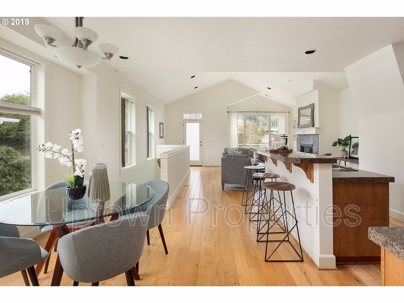 Amazing 3 bed / 2.5 bath Duplex with Bonus Room! property image