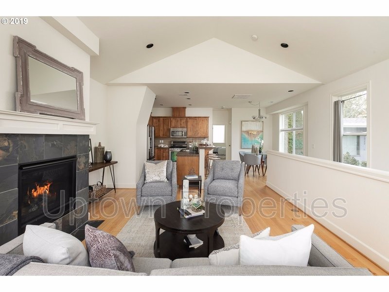 Amazing 3 bed / 2.5 bath Duplex with Bonus Room! property image