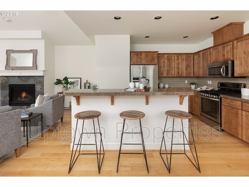 Amazing 3 bed / 2.5 bath Duplex with Bonus Room! property image