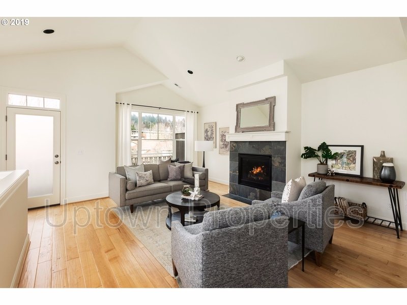 Amazing 3 bed / 2.5 bath Duplex with Bonus Room! property image