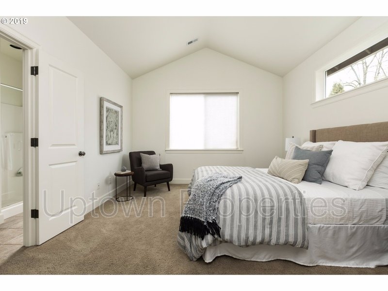 Amazing 3 bed / 2.5 bath Duplex with Bonus Room! property image