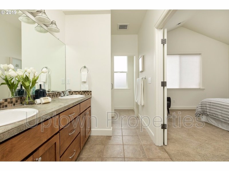 Amazing 3 bed / 2.5 bath Duplex with Bonus Room! property image