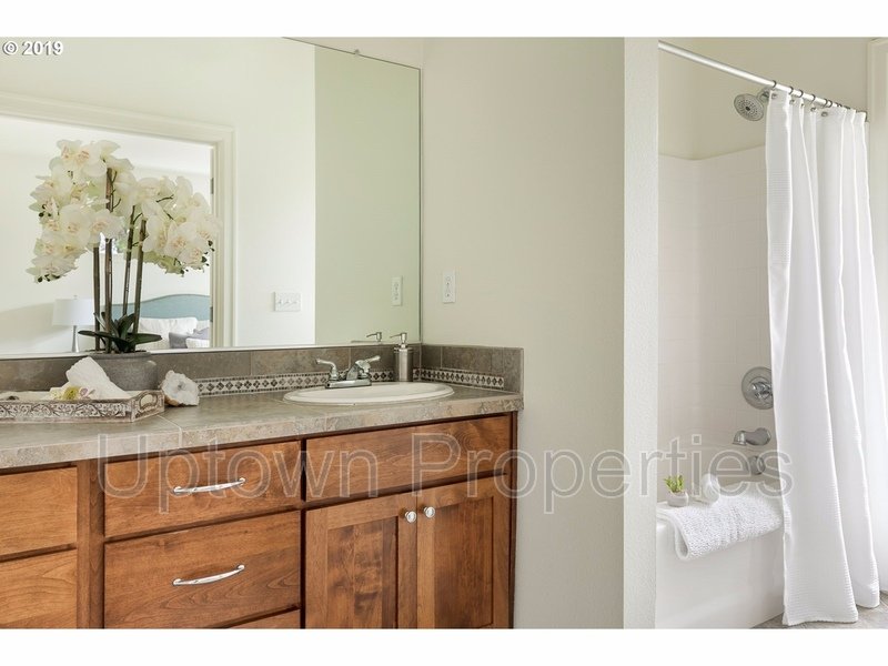 Amazing 3 bed / 2.5 bath Duplex with Bonus Room! property image