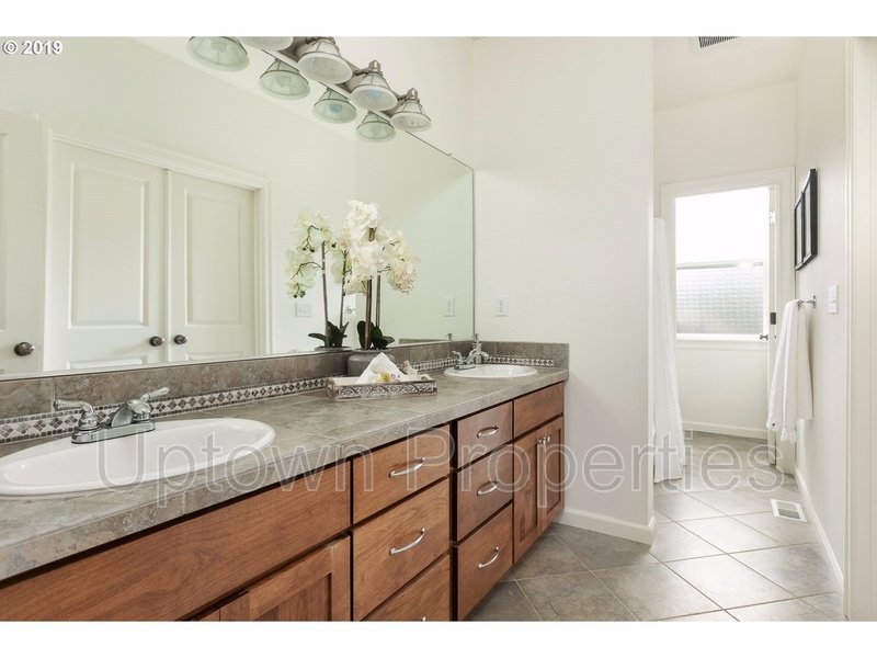 Amazing 3 bed / 2.5 bath Duplex with Bonus Room! property image