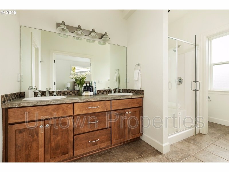 Amazing 3 bed / 2.5 bath Duplex with Bonus Room! property image