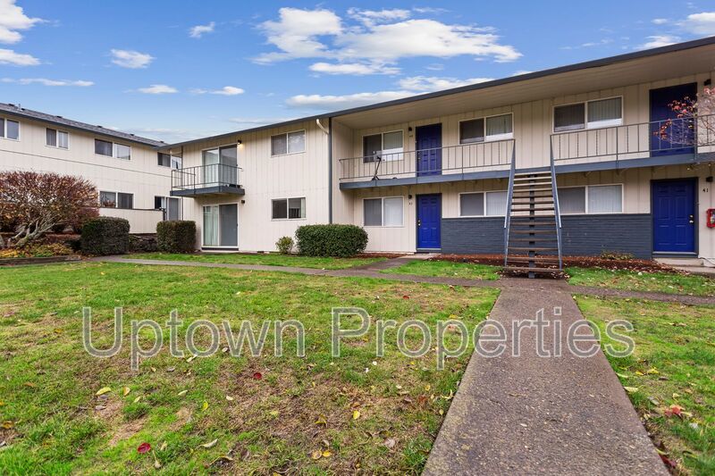 Ground Floor 2 Bed 1 Bath + Wood Floors + Assigned Parking + Large Patio property image