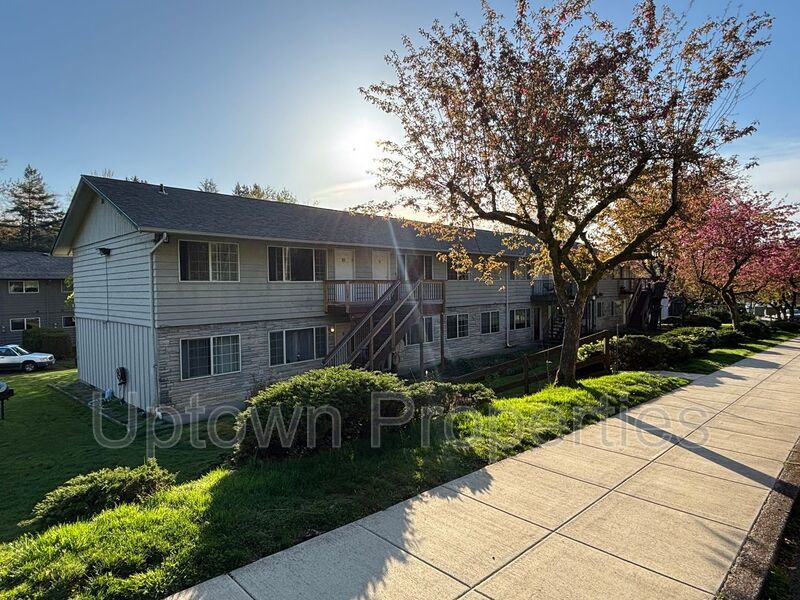 Renovated! Ground floor 2 bed/1 bath New floors, Cabinets, Quartz counters in the heart of Hillsdale! property image