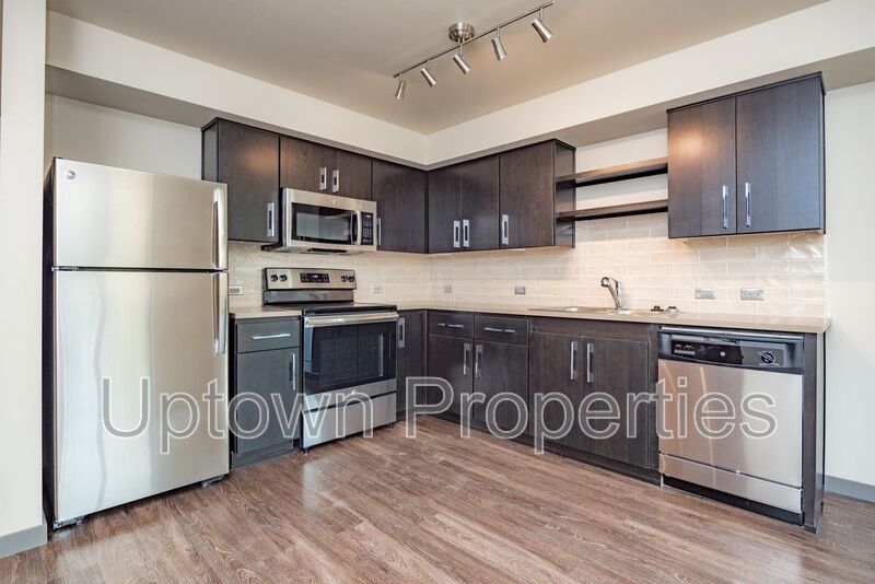 HUGE Ground Floor 1 bed + Corner Unit + A/C + W/D + Off Street Parking near OHSU! property image