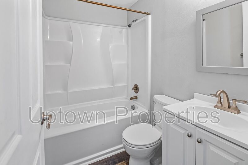 Ground Floor Single Level 2BR/1BA + Washer/Dryer + Wood Floors property image