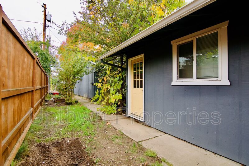 Ground Floor Single Level 2BR/1BA + Washer/Dryer + Wood Floors property image