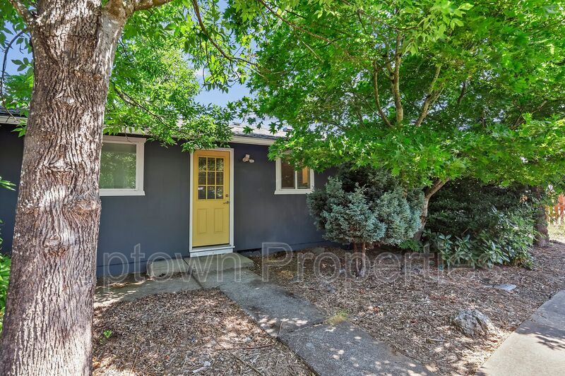 Ground Floor Single Level 2BR/1BA + Washer/Dryer + Wood Floors property image