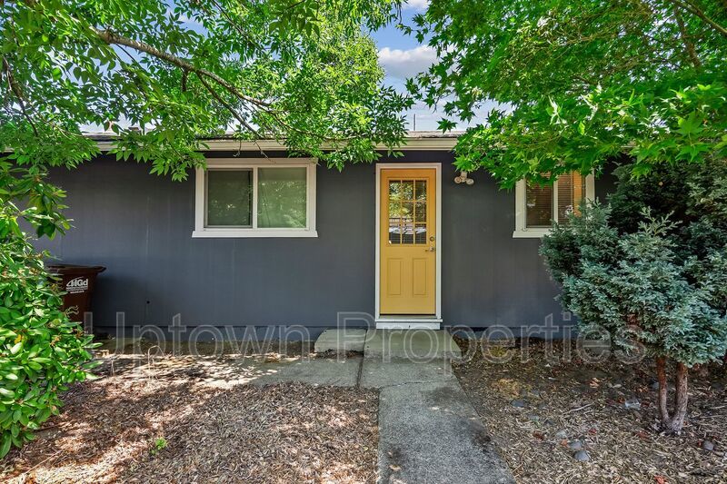 Ground Floor Single Level 2BR/1BA + Washer/Dryer + Wood Floors property image