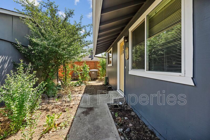 Ground Floor Single Level 2BR/1BA + Washer/Dryer + Wood Floors property image