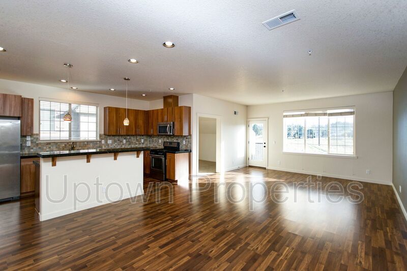 2BD 2.5BA + Bonus Room Townhouse w/Garage + AC + Washer/Dryer Included property image