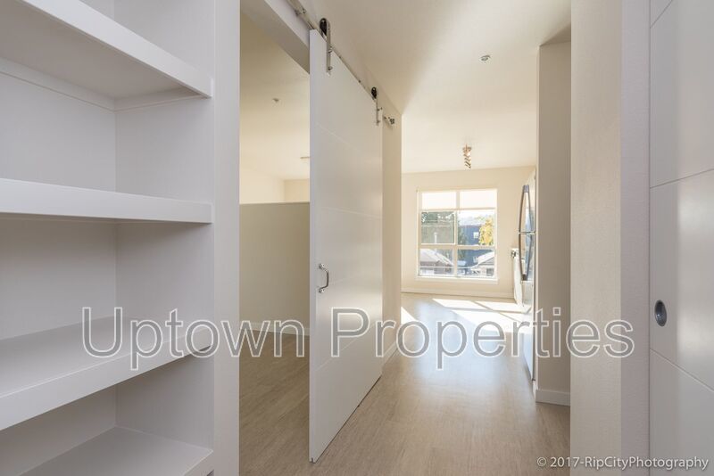 Top floor + Mountain/City View 1 BR Loft + W/D + A/C + Wood Floors near OHSU! property image