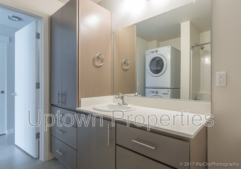 Top floor + Mountain/City View 1 BR Loft + W/D + A/C + Wood Floors near OHSU! property image