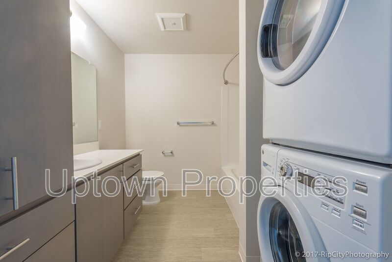 Top floor + Mountain/City View 1 BR Loft + W/D + A/C + Wood Floors near OHSU! property image