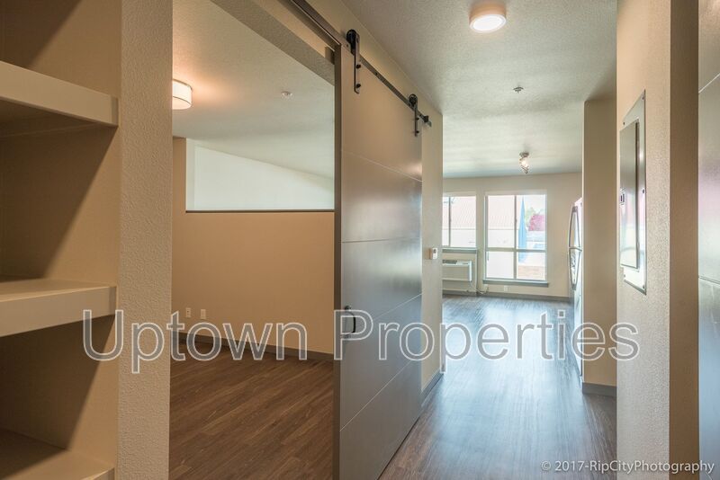 Top floor + Mountain/City View 1 BR Loft + W/D + A/C + Wood Floors near OHSU! property image