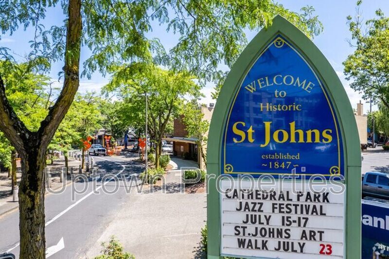 Charming Top Floor 1-Bed with view of St. Johns Bridge! property image