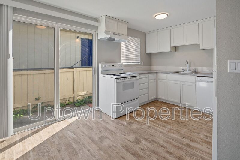 2 bed 1 bth Townhome + Assigned Parking + Private Patio property image