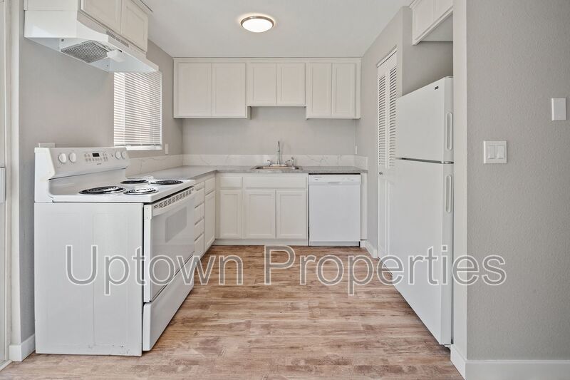 2 bed 1 bth Townhome + Assigned Parking + Private Patio property image