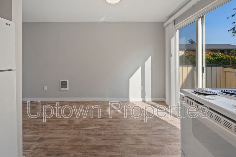 2 bed 1 bth Townhome + Assigned Parking + Private Patio property image