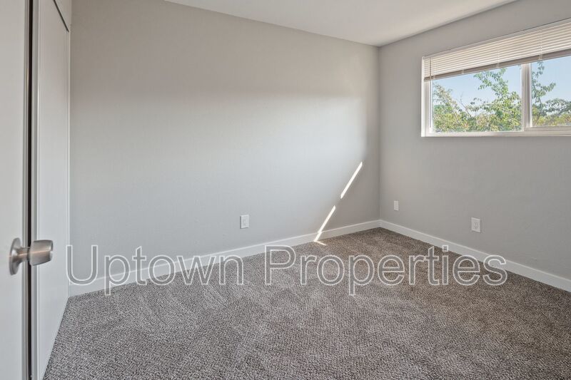 2 bed 1 bth Townhome + Assigned Parking + Private Patio property image