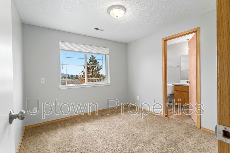 3/2.5 bth Townhome + Garage + A/C + Covered Front and Back Patios + Large Dogs Welcome! property image