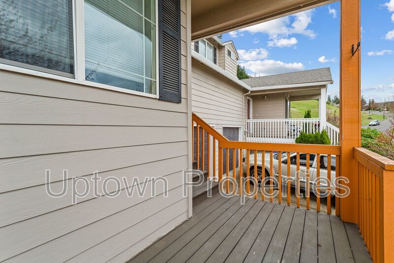 3/2.5 bth Townhome + Garage + A/C + Covered Front and Back Patios + Large Dogs Welcome! property image
