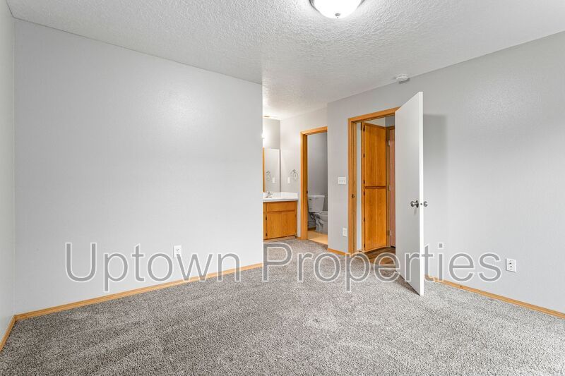 3/2.5 bth Townhome + Garage + A/C + Covered Front and Back Patios + Large Dogs Welcome! property image