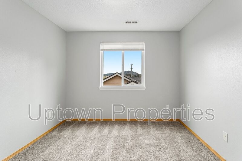 3/2.5 bth Townhome + Garage + A/C + Covered Front and Back Patios + Large Dogs Welcome! property image