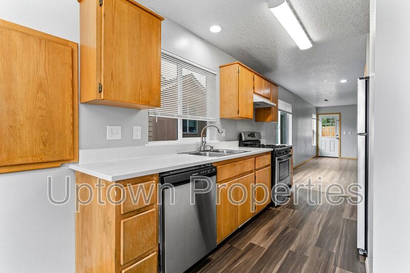 3/2.5 bth Townhome + Garage + A/C + Covered Front and Back Patios + Large Dogs Welcome! property image