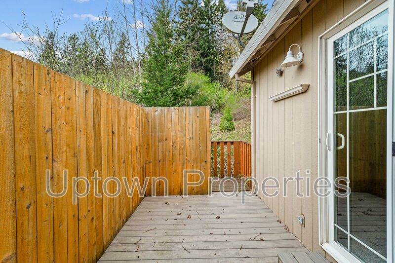 3/2.5 bth Townhome + Garage + A/C + Covered Front and Back Patios + Large Dogs Welcome! property image