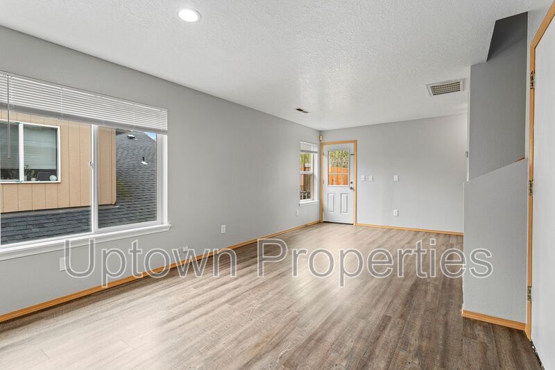 3/2.5 bth Townhome + Garage + A/C + Covered Front and Back Patios + Large Dogs Welcome! property image