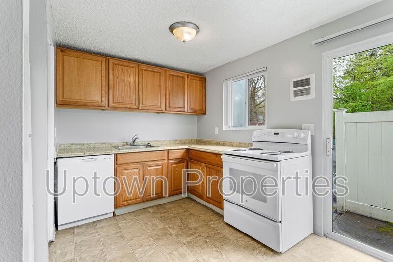 2 bed 1 bth Townhome  New Paint/Carpet + Assigned Parking and Private Patio included! $1000 free rent!! property image