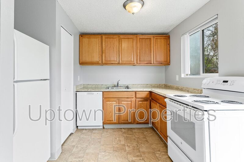2 bed 1 bth Townhome  New Paint/Carpet + Assigned Parking and Private Patio included! $1000 free rent!! property image